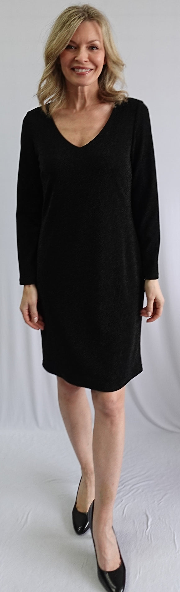 Robe noire à manches longues en jacquard métallisé, col en V, par SoftWorks #107006